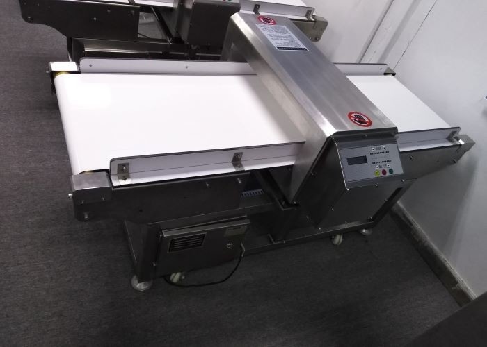 Customized 304 SUS Conveyor Metal Detector For Aluminum Foil Packages